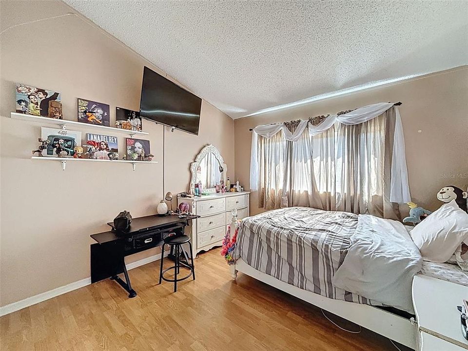 Activo con contrato: $545,000 (5 camas, 2 baños, 3214 Pies cuadrados)