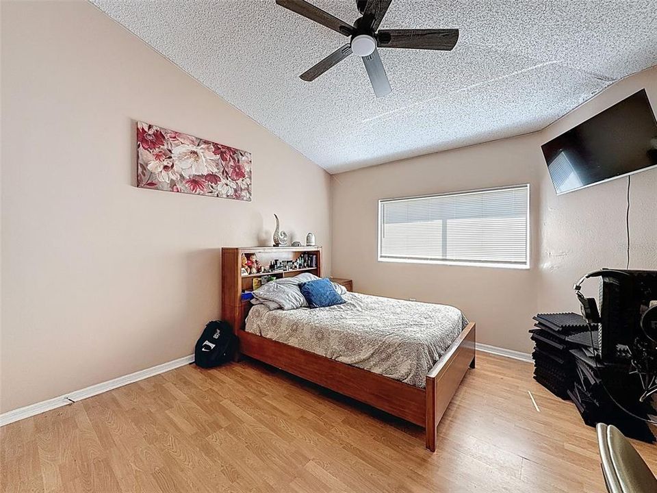 Activo con contrato: $545,000 (5 camas, 2 baños, 3214 Pies cuadrados)