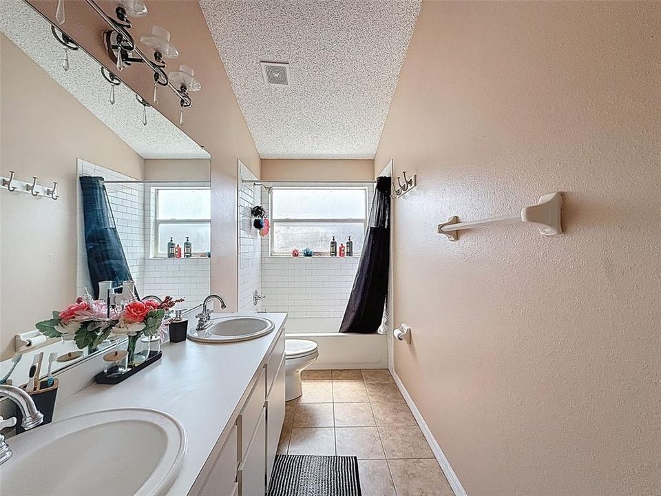 Activo con contrato: $545,000 (5 camas, 2 baños, 3214 Pies cuadrados)