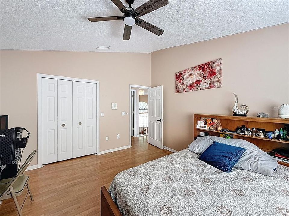 Activo con contrato: $545,000 (5 camas, 2 baños, 3214 Pies cuadrados)