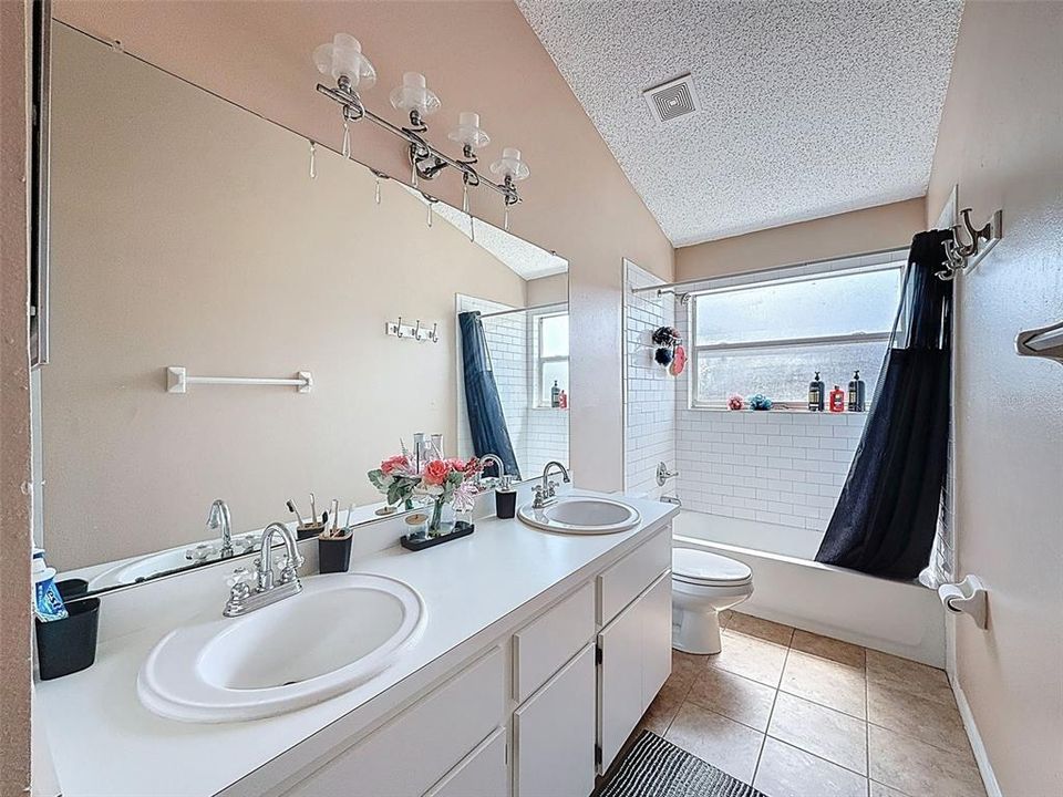 Activo con contrato: $545,000 (5 camas, 2 baños, 3214 Pies cuadrados)