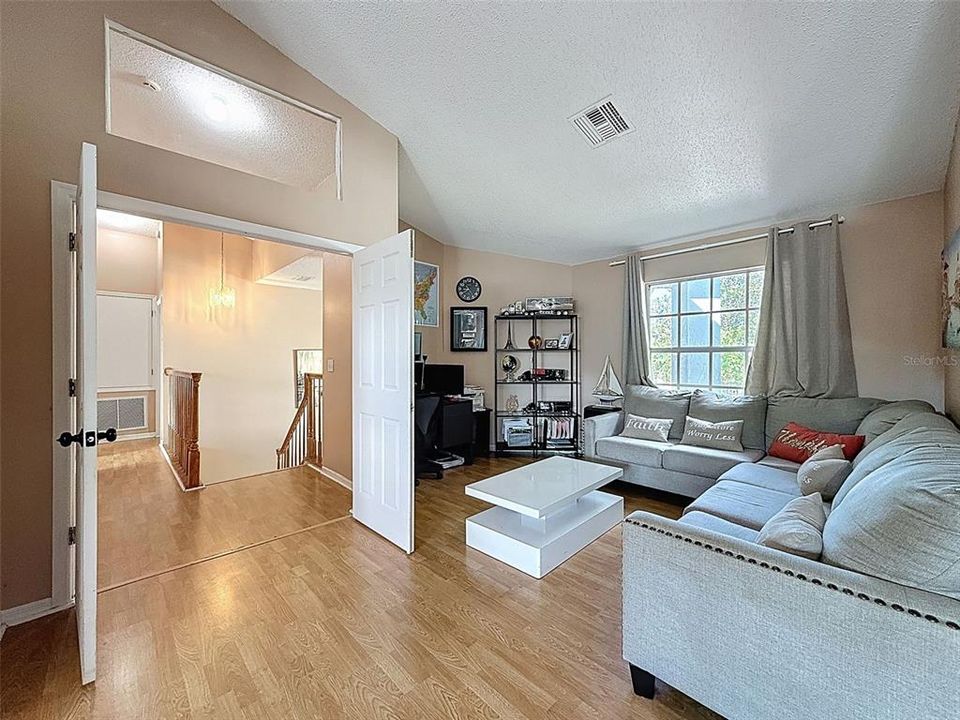 Activo con contrato: $545,000 (5 camas, 2 baños, 3214 Pies cuadrados)