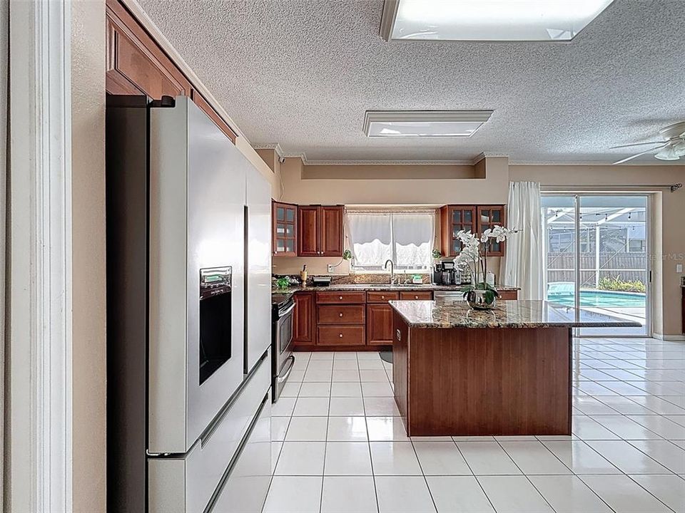 Activo con contrato: $545,000 (5 camas, 2 baños, 3214 Pies cuadrados)