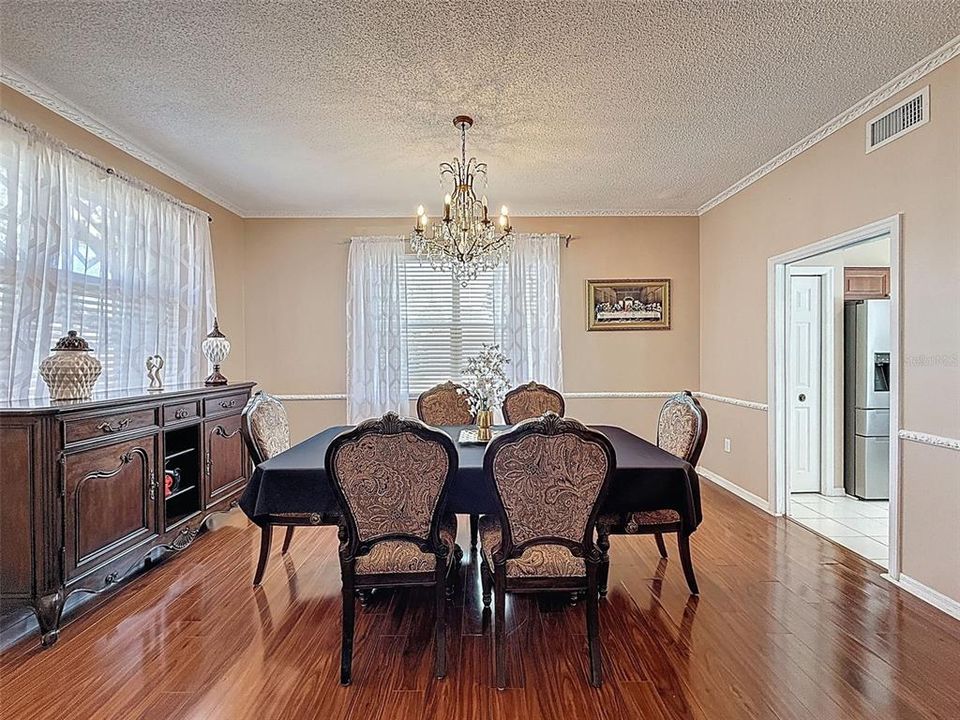 Activo con contrato: $545,000 (5 camas, 2 baños, 3214 Pies cuadrados)