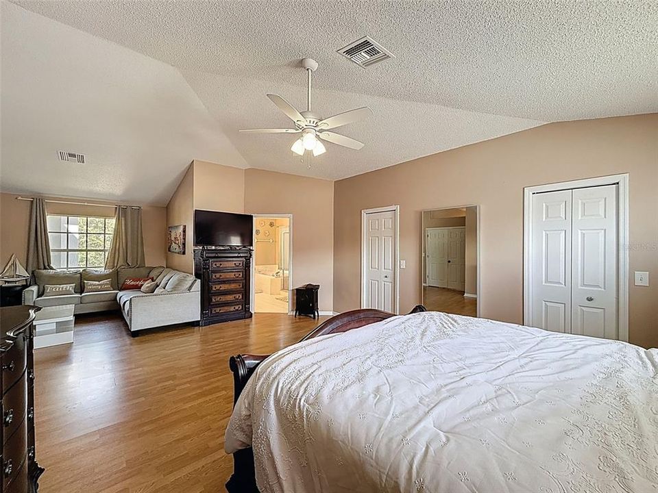 Activo con contrato: $545,000 (5 camas, 2 baños, 3214 Pies cuadrados)