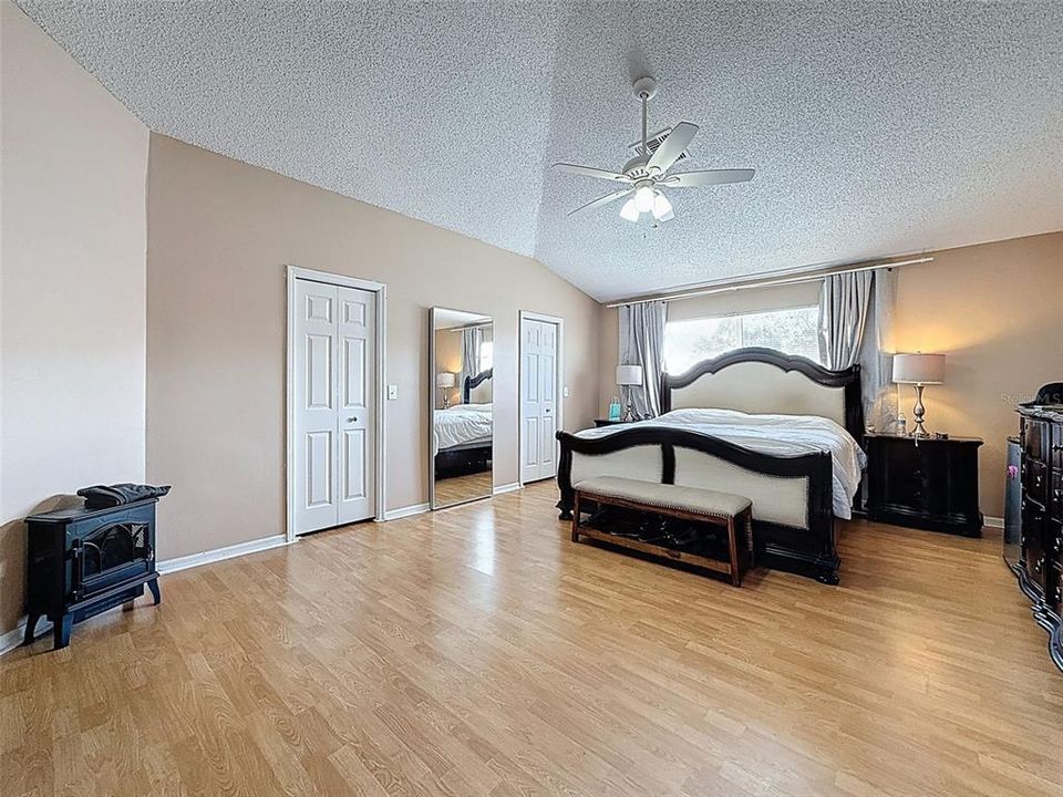 Activo con contrato: $545,000 (5 camas, 2 baños, 3214 Pies cuadrados)