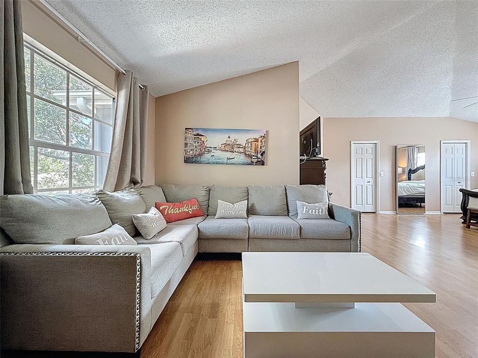 Activo con contrato: $545,000 (5 camas, 2 baños, 3214 Pies cuadrados)