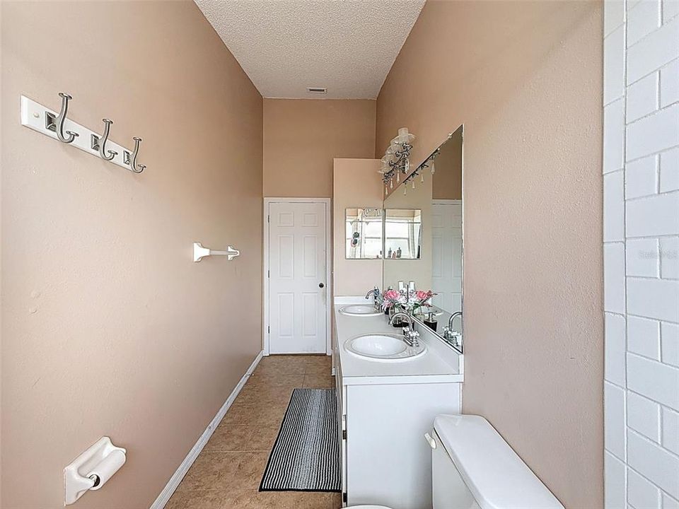 Activo con contrato: $545,000 (5 camas, 2 baños, 3214 Pies cuadrados)