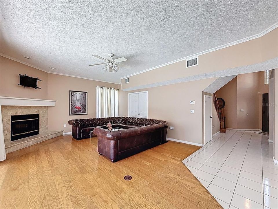 Activo con contrato: $545,000 (5 camas, 2 baños, 3214 Pies cuadrados)