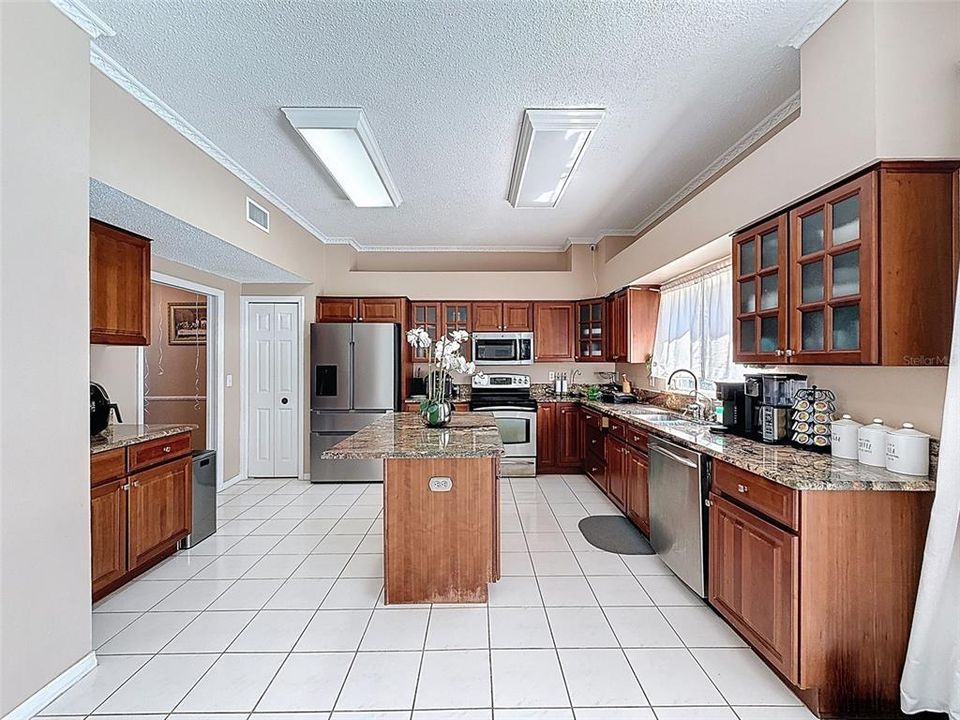 Activo con contrato: $545,000 (5 camas, 2 baños, 3214 Pies cuadrados)