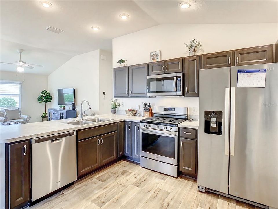 На продажу: $289,000 (2 спален, 2 ванн, 1148 Квадратных фут)