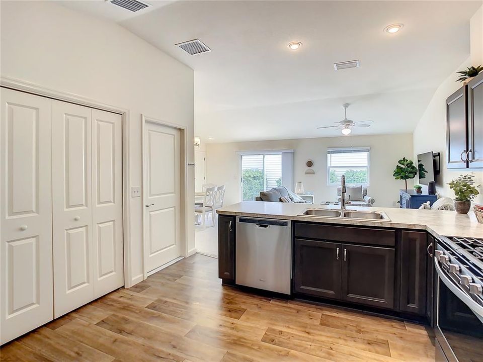 На продажу: $289,000 (2 спален, 2 ванн, 1148 Квадратных фут)