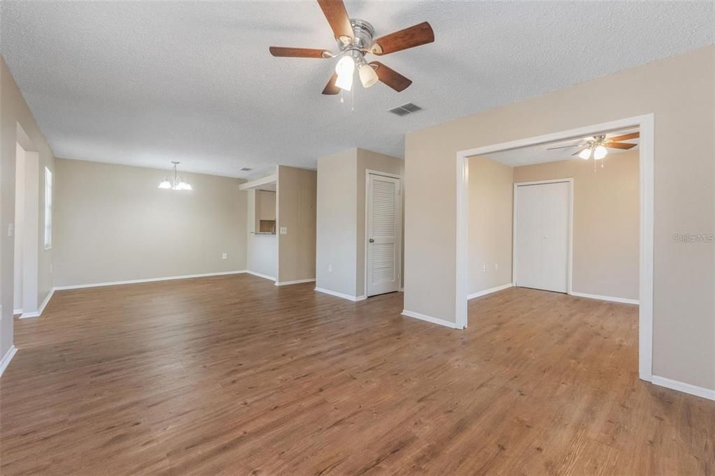 Activo con contrato: $122,500 (3 camas, 2 baños, 1239 Pies cuadrados)