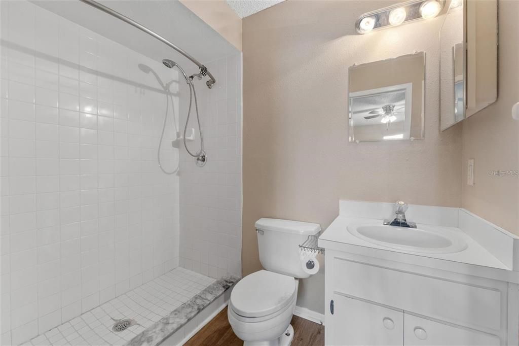 Activo con contrato: $122,500 (3 camas, 2 baños, 1239 Pies cuadrados)