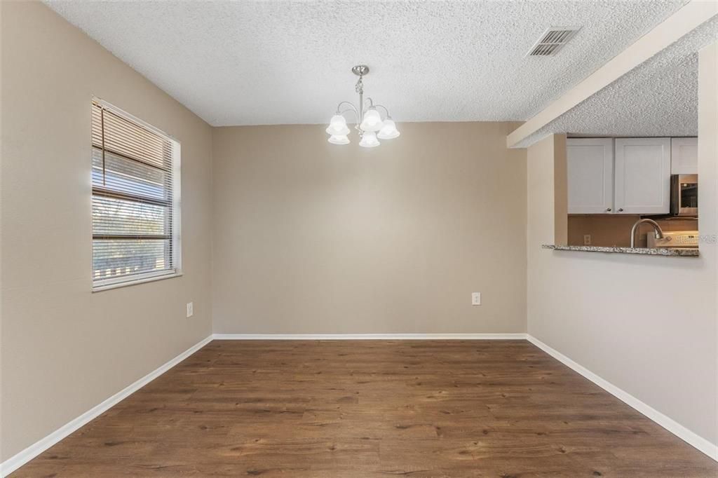 Activo con contrato: $122,500 (3 camas, 2 baños, 1239 Pies cuadrados)