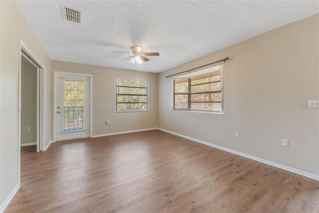 Activo con contrato: $122,500 (3 camas, 2 baños, 1239 Pies cuadrados)