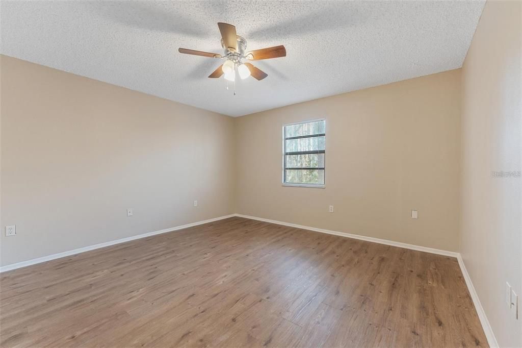 Activo con contrato: $122,500 (3 camas, 2 baños, 1239 Pies cuadrados)