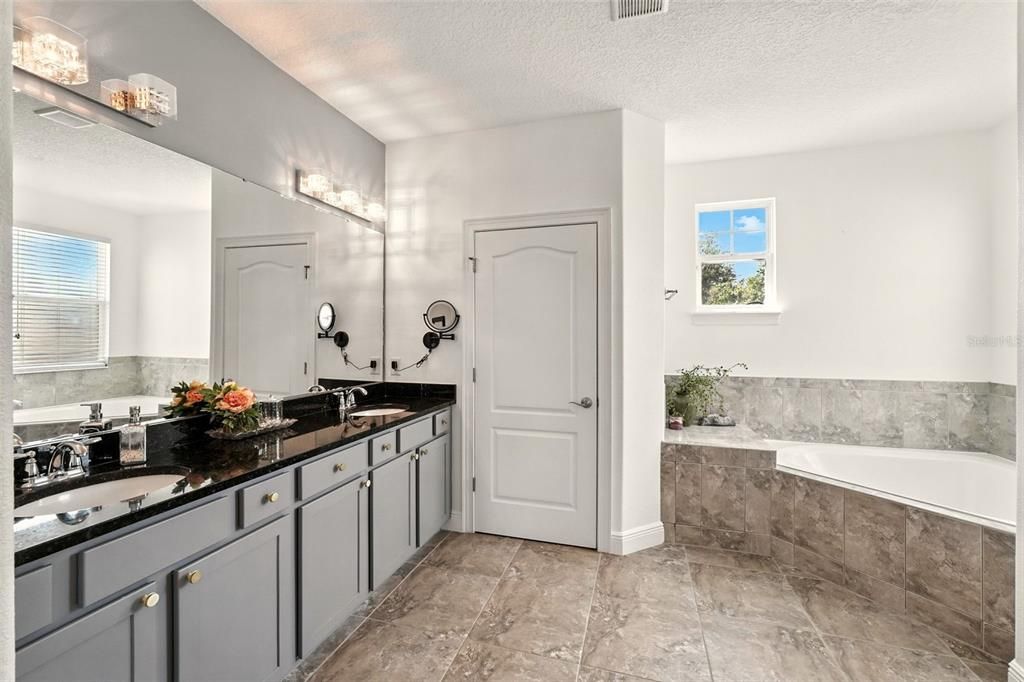 Active With Contract: $1,499,998 (5 beds, 5 baths, 5120 Square Feet)