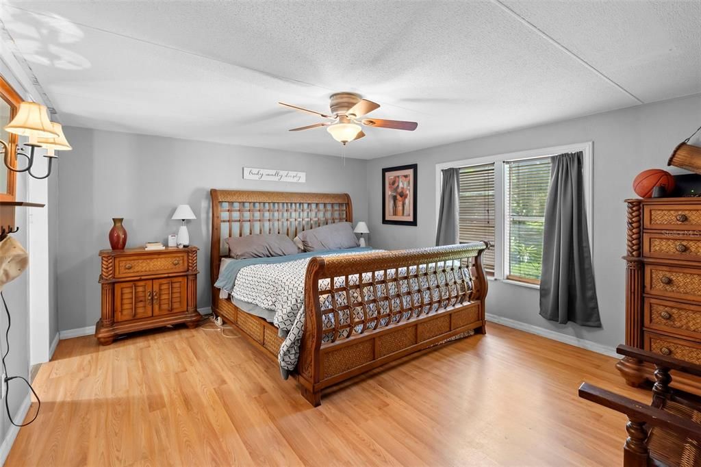 Activo con contrato: $424,900 (4 camas, 2 baños, 1848 Pies cuadrados)