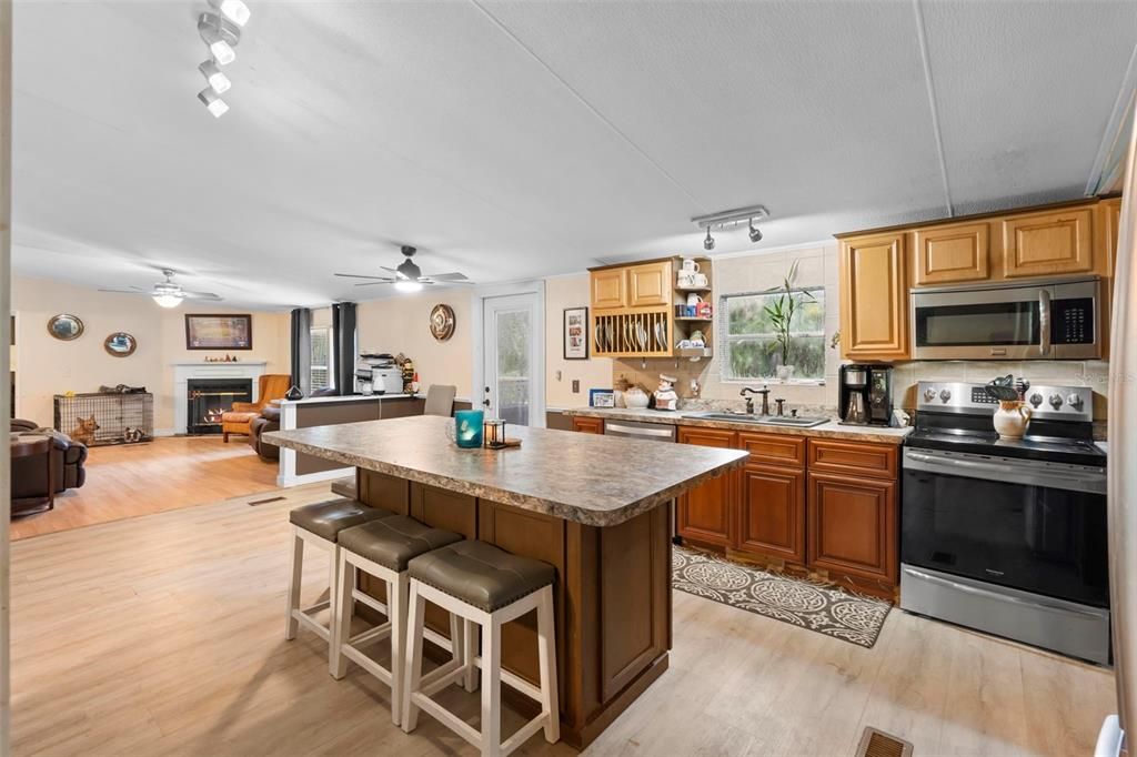 Activo con contrato: $424,900 (4 camas, 2 baños, 1848 Pies cuadrados)