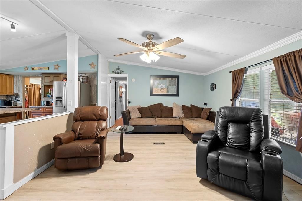 Activo con contrato: $424,900 (4 camas, 2 baños, 1848 Pies cuadrados)