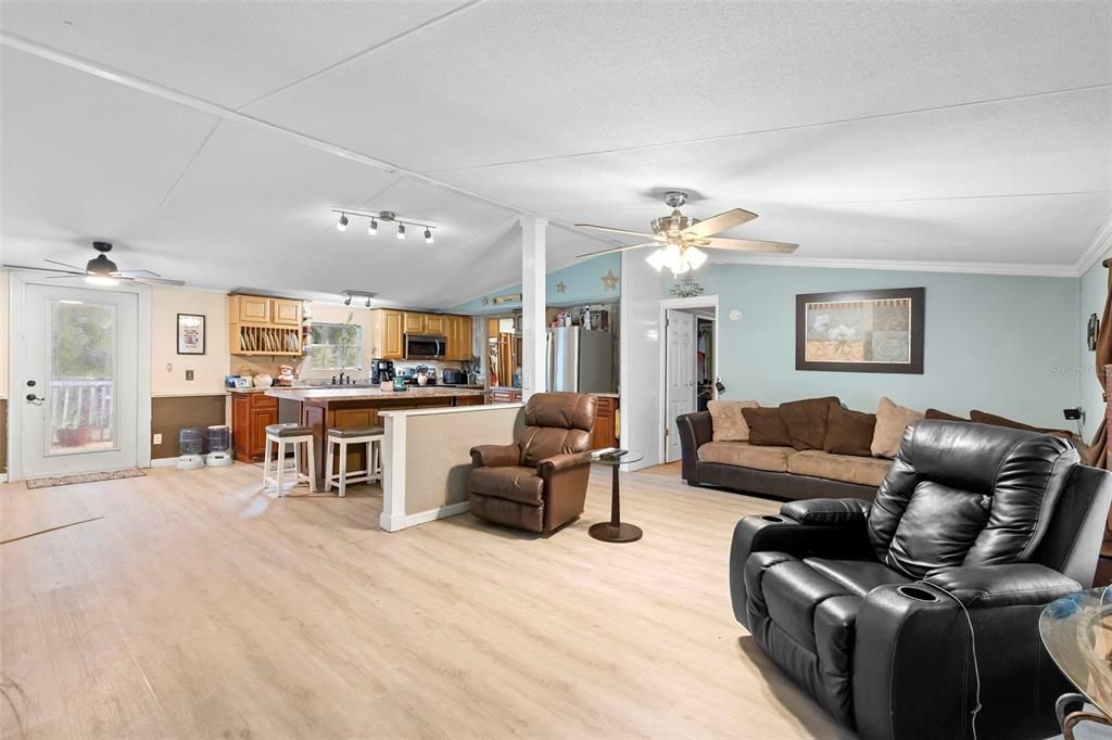 Activo con contrato: $424,900 (4 camas, 2 baños, 1848 Pies cuadrados)