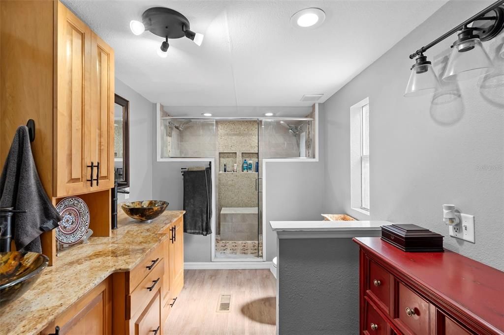 Activo con contrato: $424,900 (4 camas, 2 baños, 1848 Pies cuadrados)