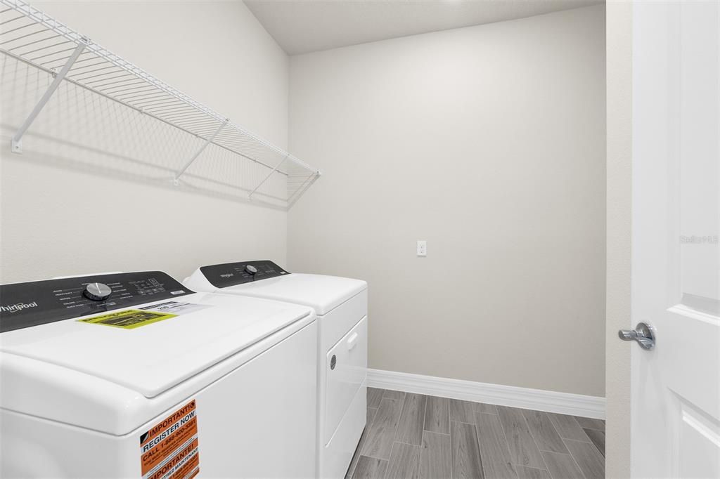 Под контрактом: $2,350 (4 спален, 2 ванн, 1850 Квадратных фут)