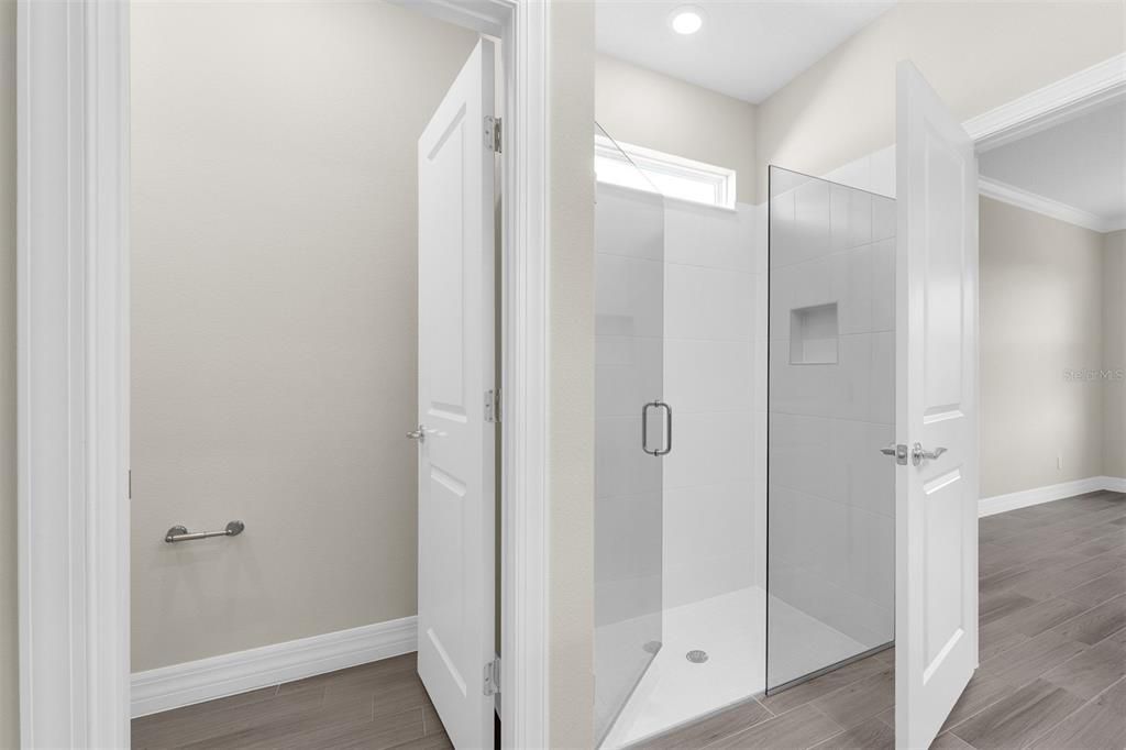 Под контрактом: $2,350 (4 спален, 2 ванн, 1850 Квадратных фут)