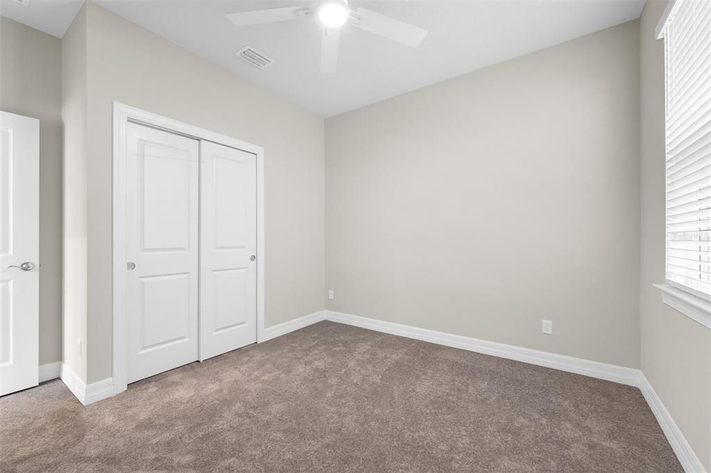 Под контрактом: $2,350 (4 спален, 2 ванн, 1850 Квадратных фут)