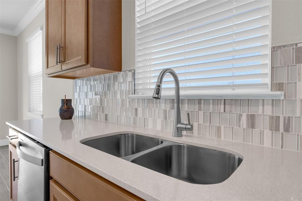 Под контрактом: $2,350 (4 спален, 2 ванн, 1850 Квадратных фут)