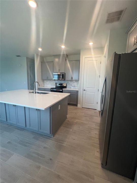 合同活跃: $1,750 (2 贝兹, 2 浴室, 1350 平方英尺)