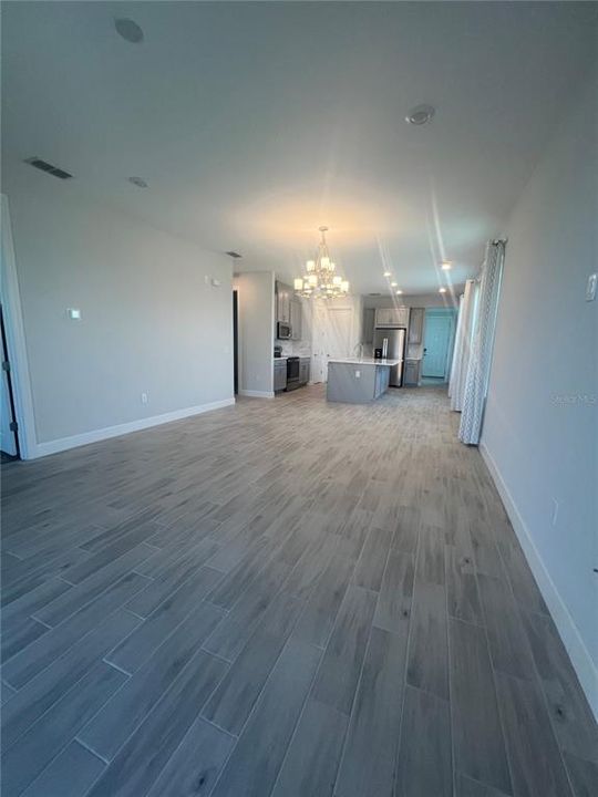 合同活跃: $1,750 (2 贝兹, 2 浴室, 1350 平方英尺)