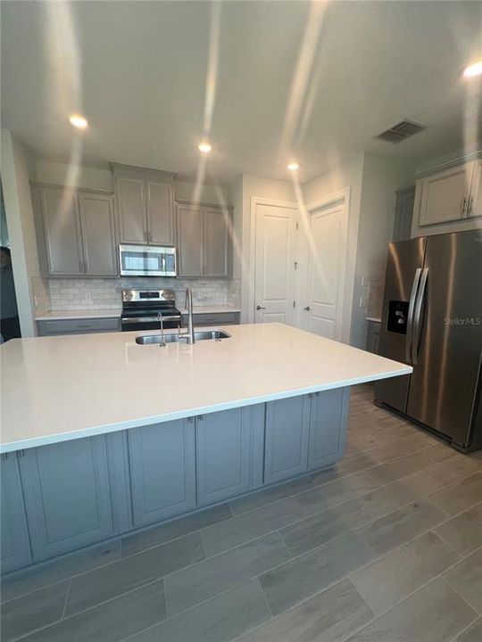 合同活跃: $1,750 (2 贝兹, 2 浴室, 1350 平方英尺)