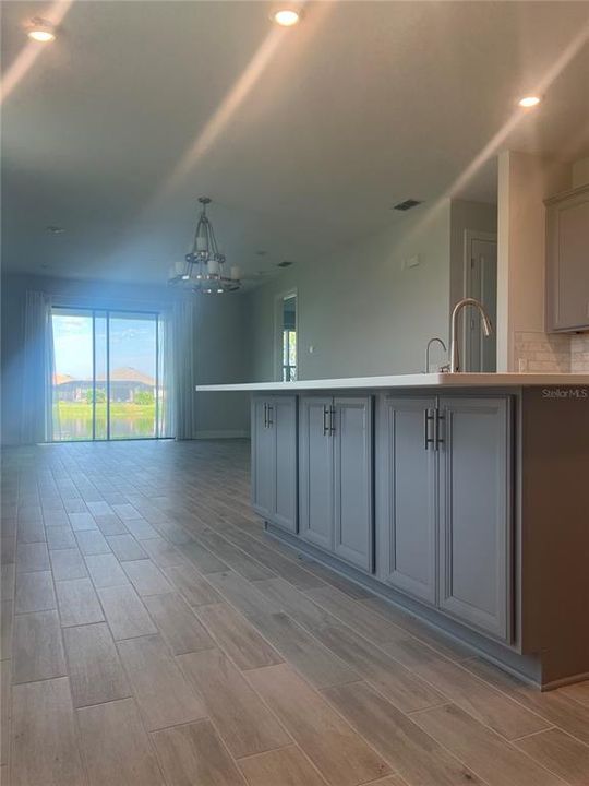 合同活跃: $1,750 (2 贝兹, 2 浴室, 1350 平方英尺)