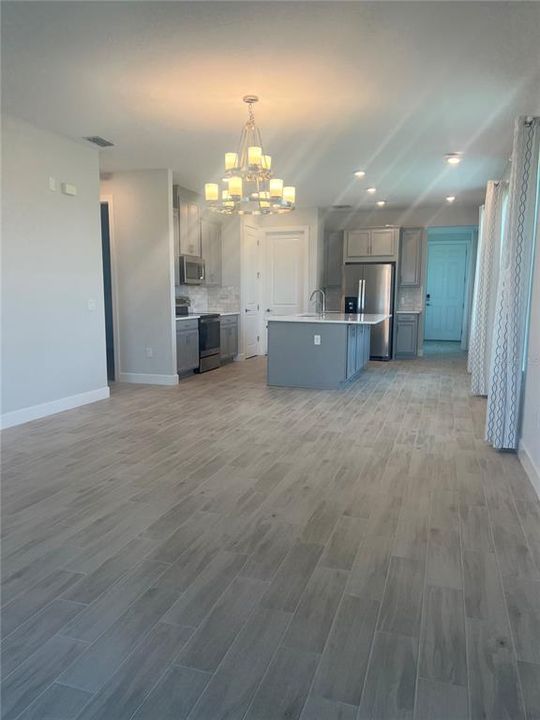 合同活跃: $1,750 (2 贝兹, 2 浴室, 1350 平方英尺)