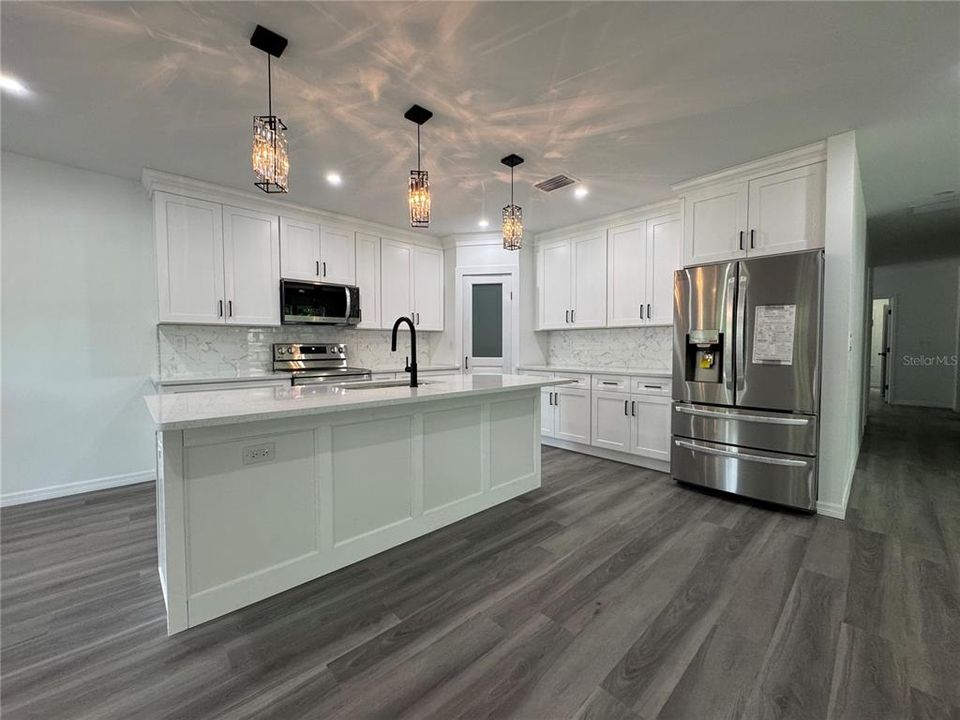 合同活跃: $305,000 (3 贝兹, 2 浴室, 1680 平方英尺)