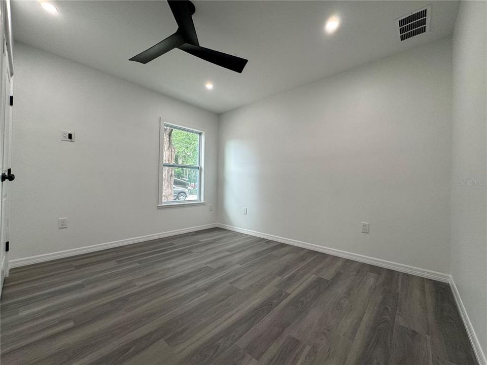 合同活跃: $305,000 (3 贝兹, 2 浴室, 1680 平方英尺)