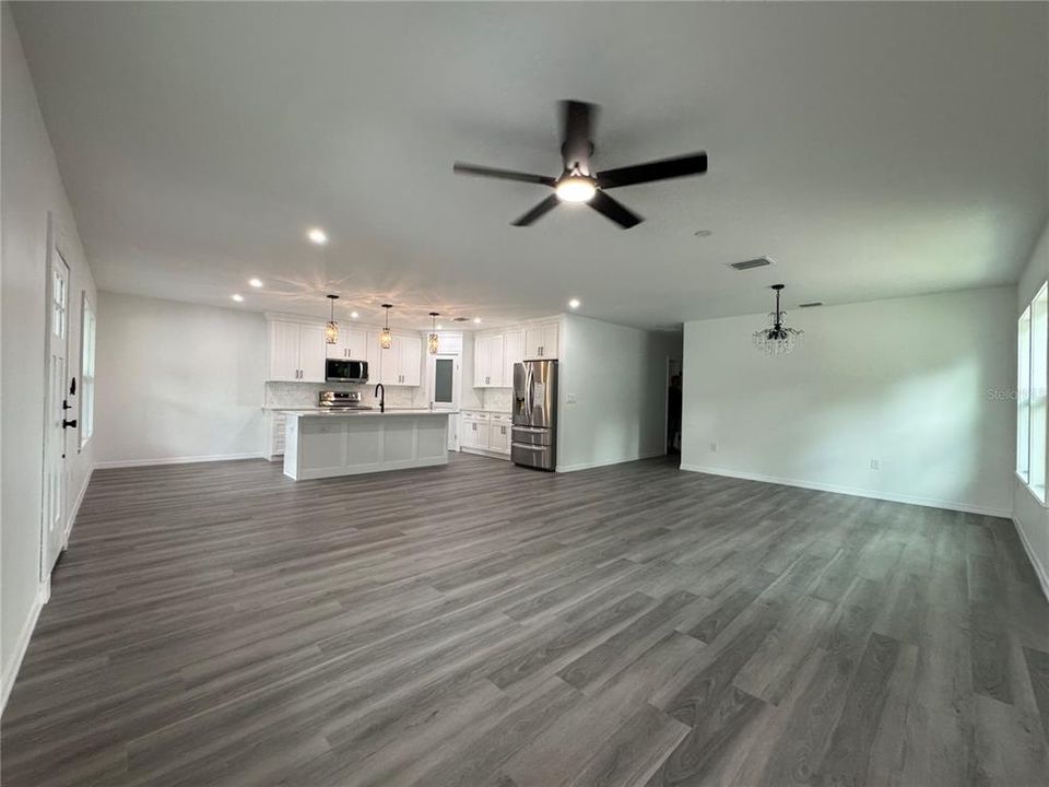 合同活跃: $305,000 (3 贝兹, 2 浴室, 1680 平方英尺)