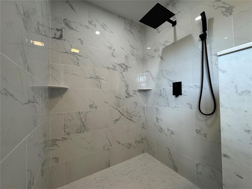 合同活跃: $305,000 (3 贝兹, 2 浴室, 1680 平方英尺)