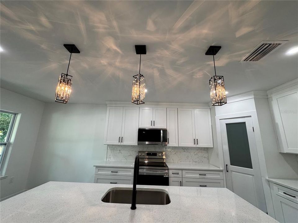 合同活跃: $305,000 (3 贝兹, 2 浴室, 1680 平方英尺)