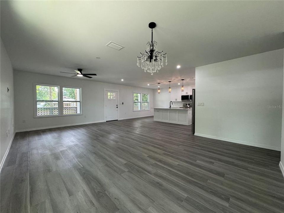 合同活跃: $305,000 (3 贝兹, 2 浴室, 1680 平方英尺)