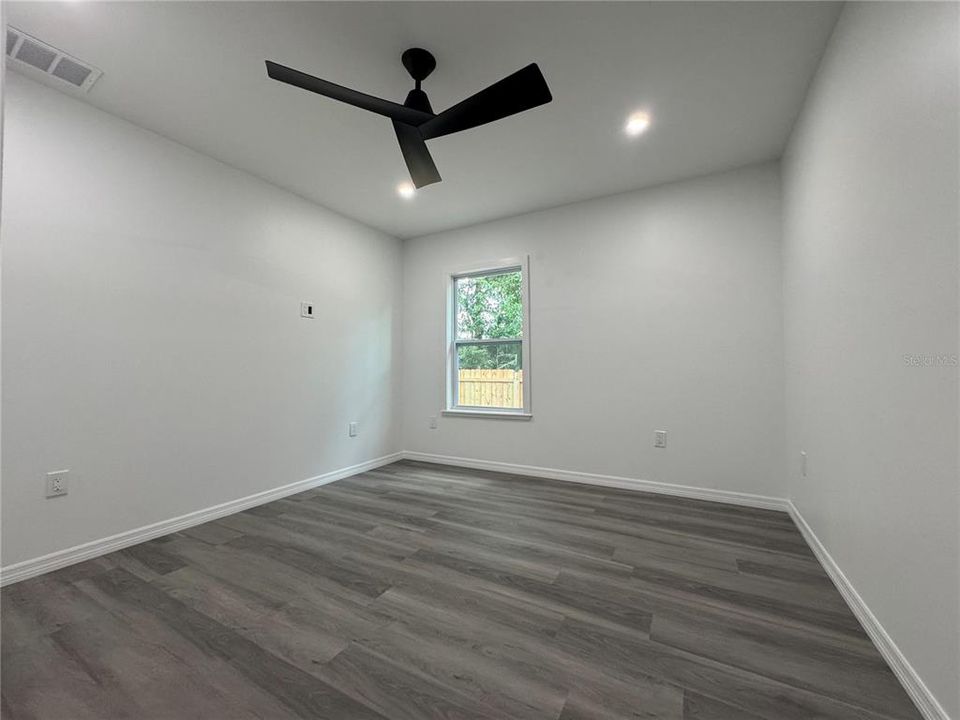 合同活跃: $305,000 (3 贝兹, 2 浴室, 1680 平方英尺)