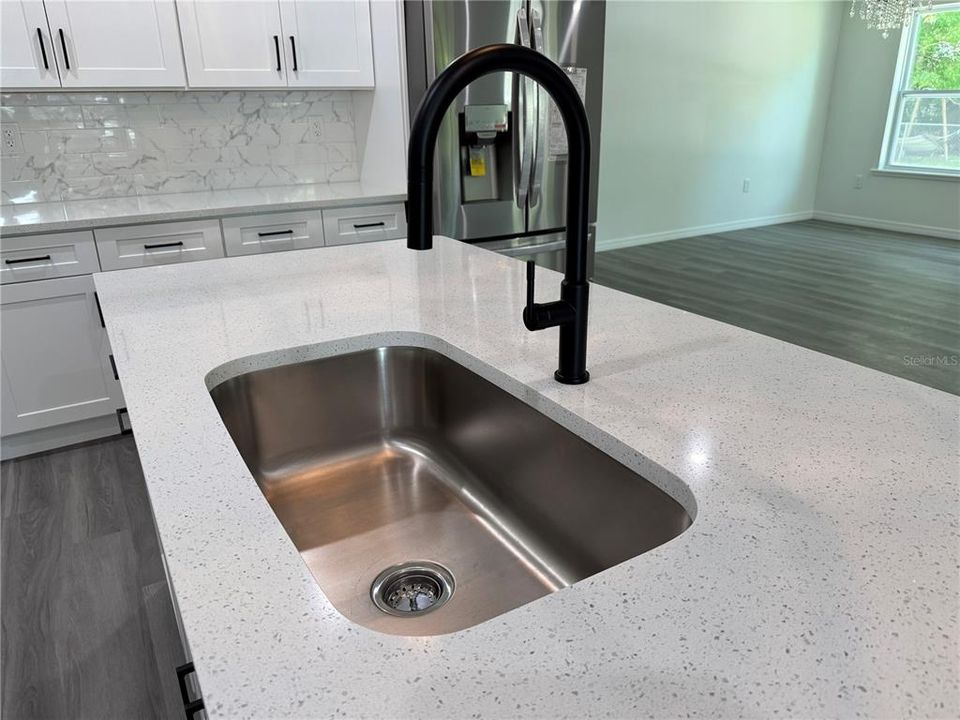 合同活跃: $305,000 (3 贝兹, 2 浴室, 1680 平方英尺)