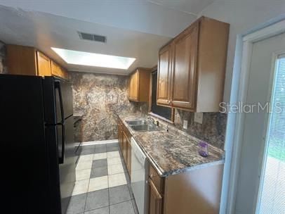 Activo con contrato: $280,000 (4 camas, 0 baños, 2016 Pies cuadrados)