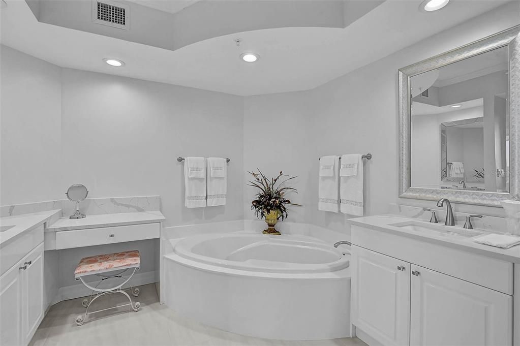 Active With Contract: $889,000 (3 beds, 3 baths, 2778 Square Feet)