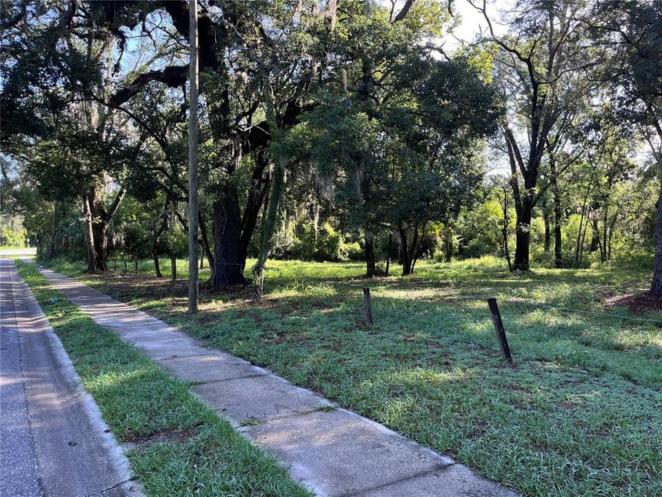 На продажу: $525,000 (2.09 acres)