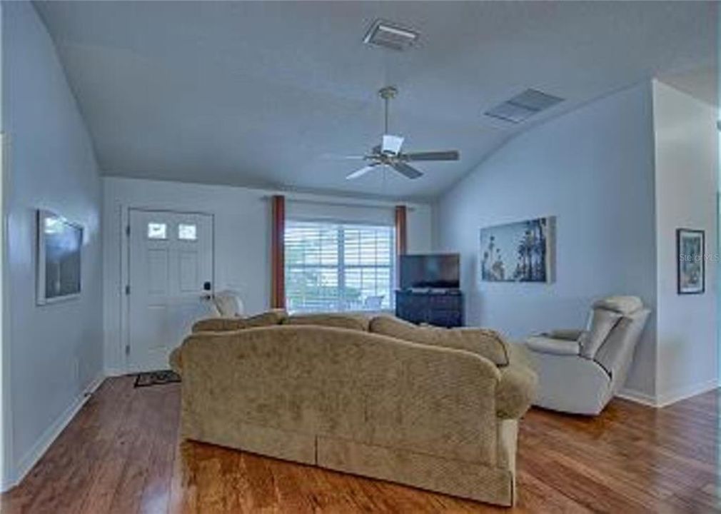 For Rent: $2,480 (3 beds, 2 baths, 1392 Square Feet)