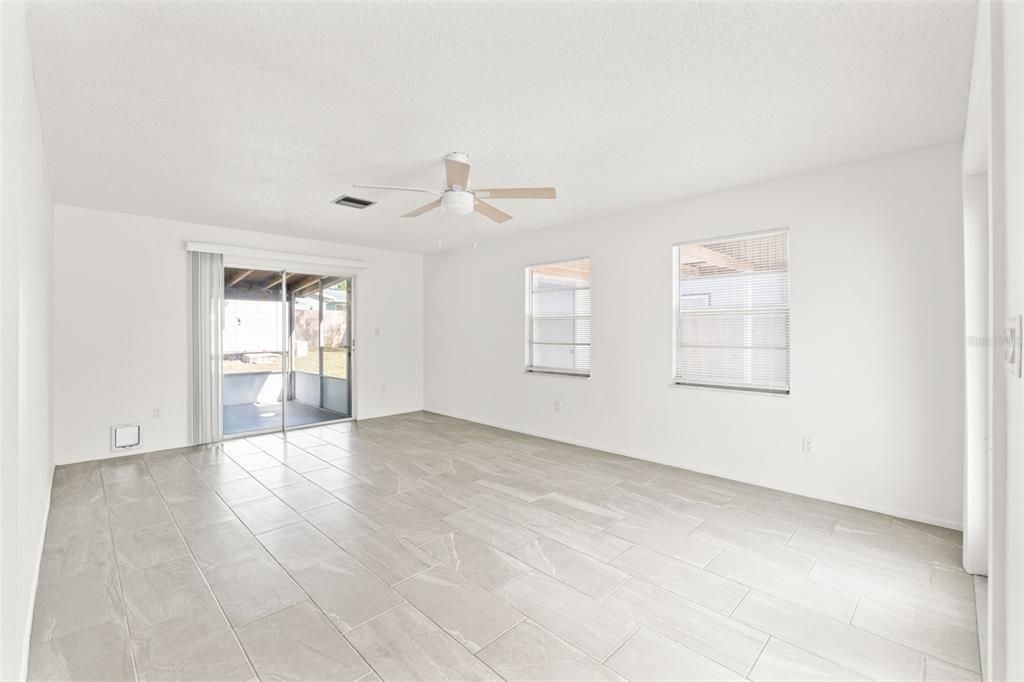 For Sale: $227,000 (2 beds, 1 baths, 1016 Square Feet)