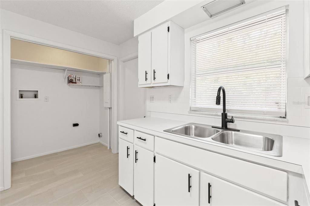 For Sale: $227,000 (2 beds, 1 baths, 1016 Square Feet)